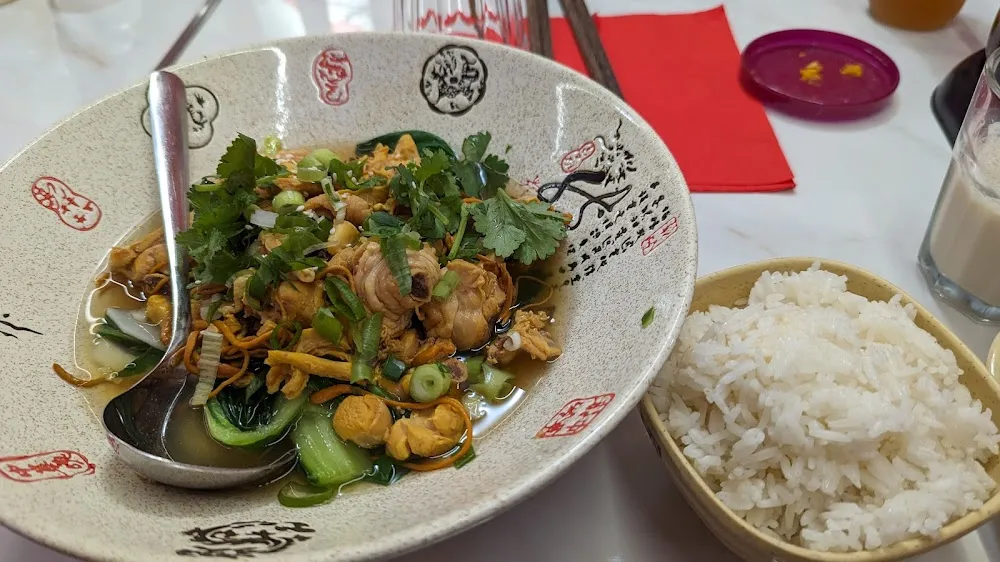 Gedämpftes Huhn Mit Reis Und Pak Choi Gemüse